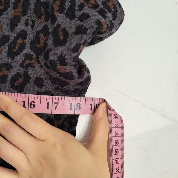 Ann Taylor Animal Print Short Sleeve Knit Sweater Top Gray Brown Size Medium - Picture 7 of 10